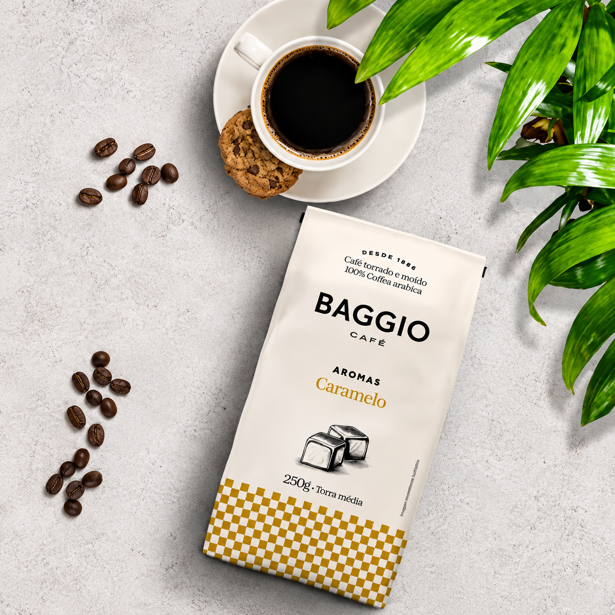 Café Baggio Caramelo junto a uma xícara de café em luz natural